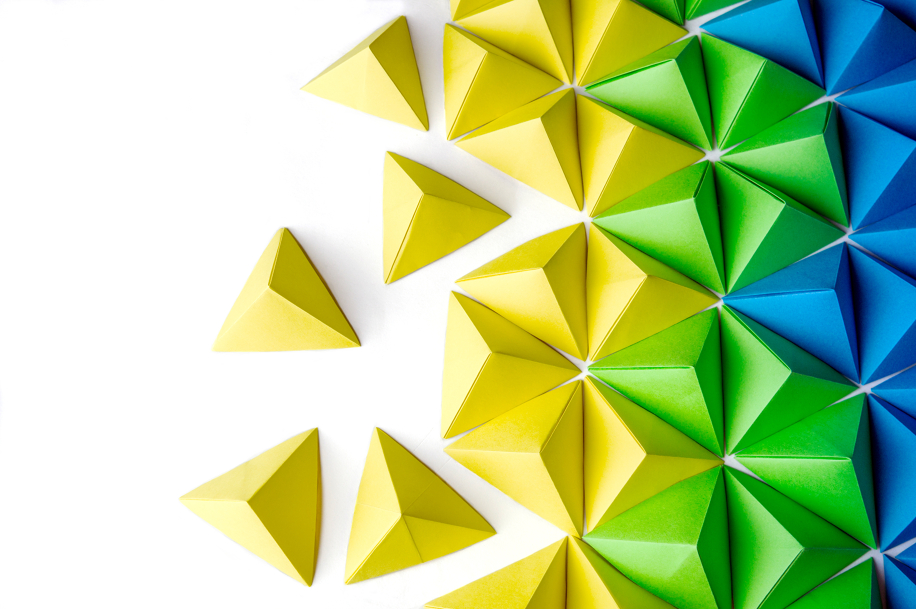 Come costruire piramidi con gli origami? Ecco le istruzioni per creare una piramide da passeggio!