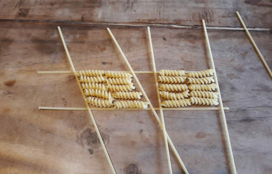 Chiacchiere, frittelle quadrate, ravioli equiestesi e triangoli di polenta