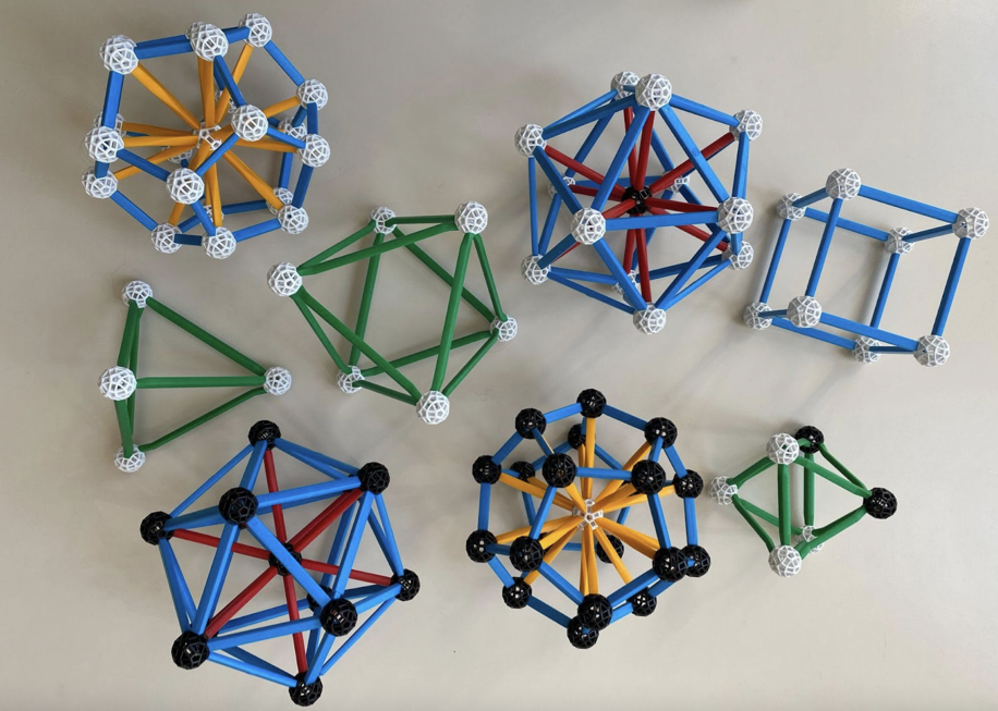 Costruire con cartoncini, bastoncini e palline è solo un gioco da ragazzini?