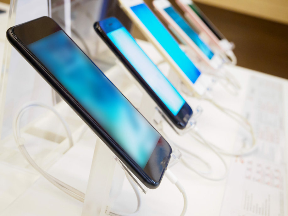 Quanto ti costa davvero il tuo nuovo smartphone? Un’attività tra matematica e finanza personale