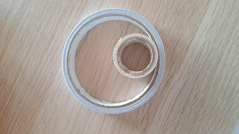 Immagine che contiene cerchio, Accessorio di moda, bracciale, anello

Il contenuto generato dall'IA potrebbe non essere corretto.
